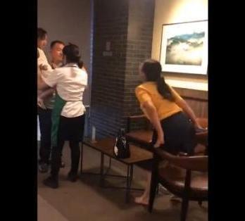 女子咖啡店内赤脚搭餐桌上 顾客指责遭吐口水 女子咖啡店内赤脚搭餐桌上 顾客指责遭吐口水