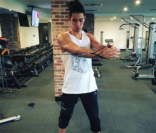 林书豪最近在个人社交媒体上发布了一张自己在进行手臂肌肉训练的照片