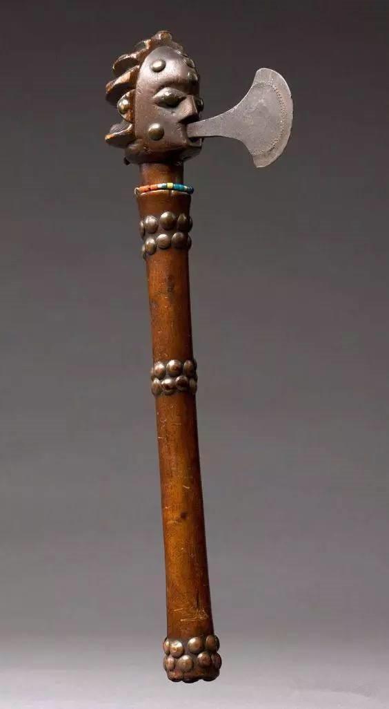 这是非洲一个古老民族的兵器,可谓是一物三用,实现了斧,钩,刀的完美