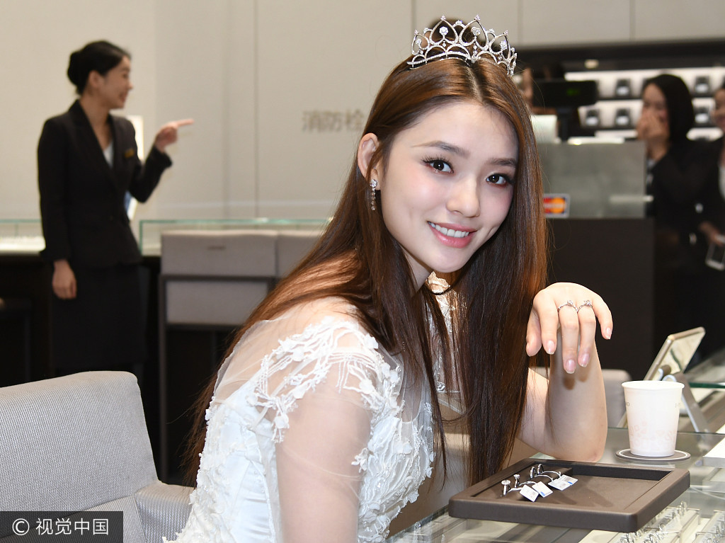 林允首穿婚纱 嘟嘴比V与高层举杯畅饮露甜笑 林允首穿婚纱 嘟嘴比V与高层举杯畅饮露甜笑