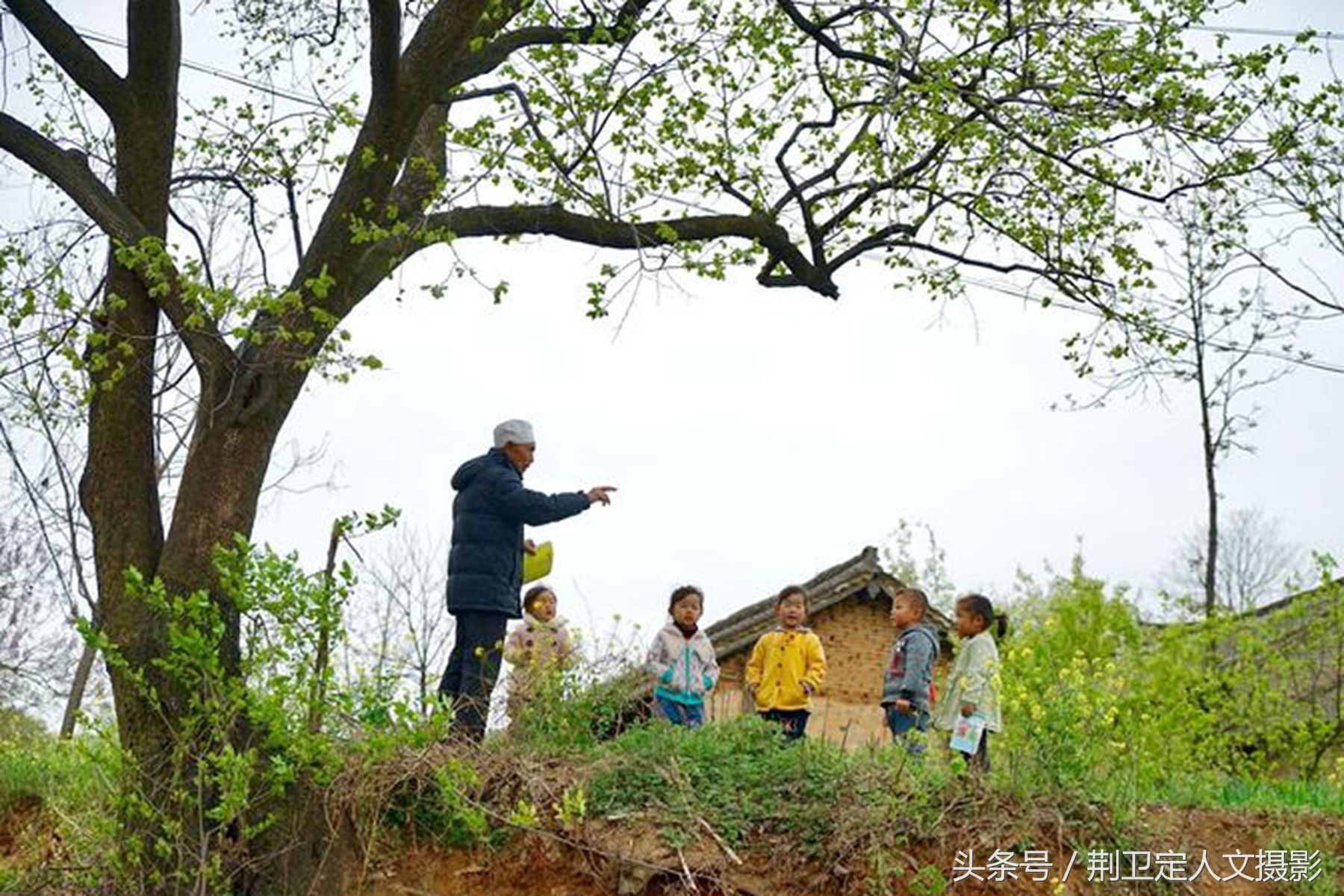 大山里农村幼儿教师83岁了,看他把孩子们教成