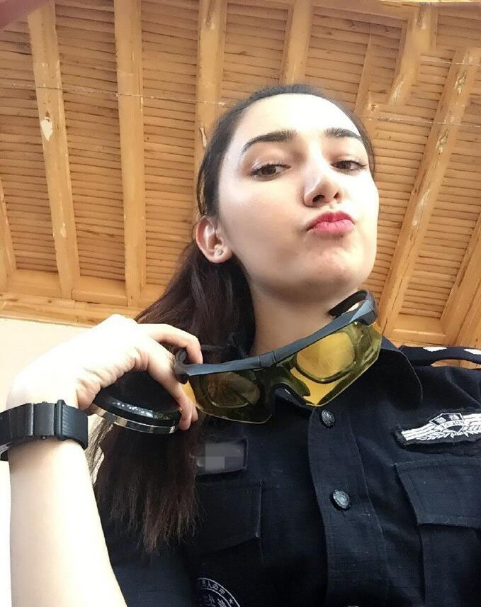新疆美女特警。