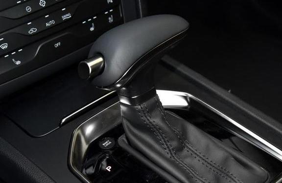 "不怕劳斯莱斯,就怕红旗带话筒",这款不带话筒的红旗你怕不怕