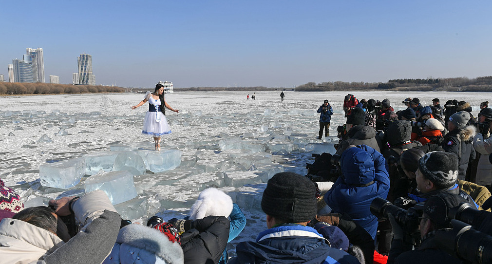 美丽冻人 冰面上围拍泳装女
