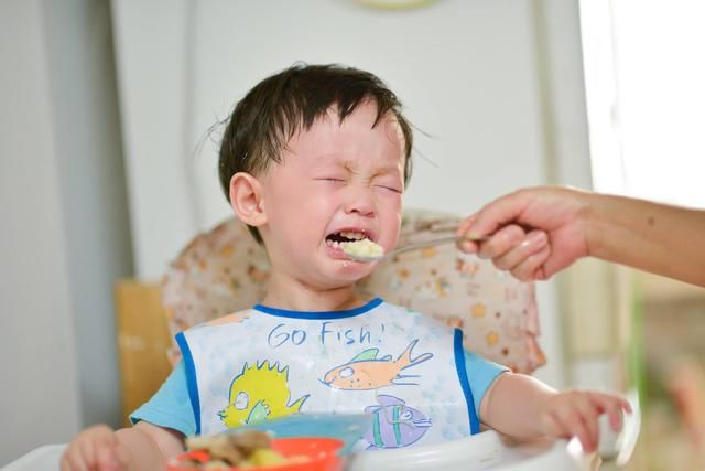 4岁的儿子喊着牙疼不想吃饭,到医院后孩子一张