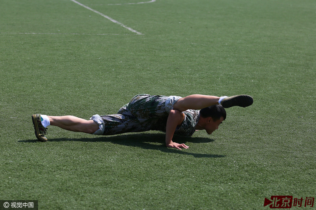 大学新生军训秀"舞功" 惊艳展示各种高难度动作