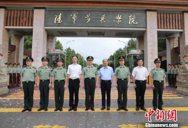 陆军步兵学院成立挂牌仪式在英雄城南昌举行