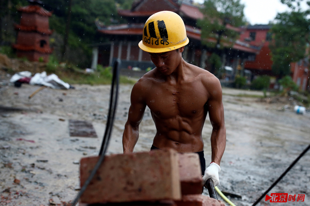 石神伟总是想在自己的视频里加些亮点。比如在裤子两边塞几条卫生纸“飘带”，戴一副酷酷的墨镜，或在黄色的安全帽上用黑色记号笔画个标志。