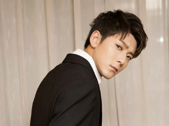 天娱传媒最帅的艺人,华晨宇实力上榜,他看一眼