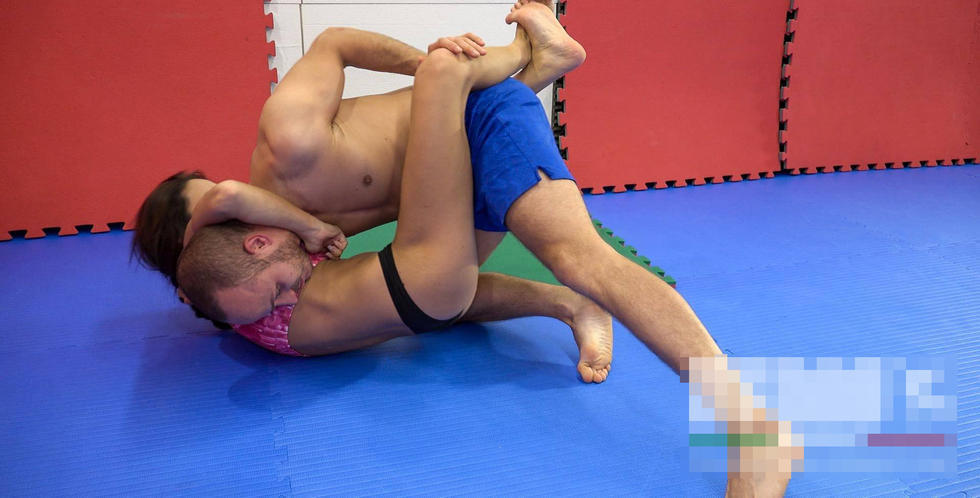 内衣摔跤男女选手地板互搏 网友：不可描述