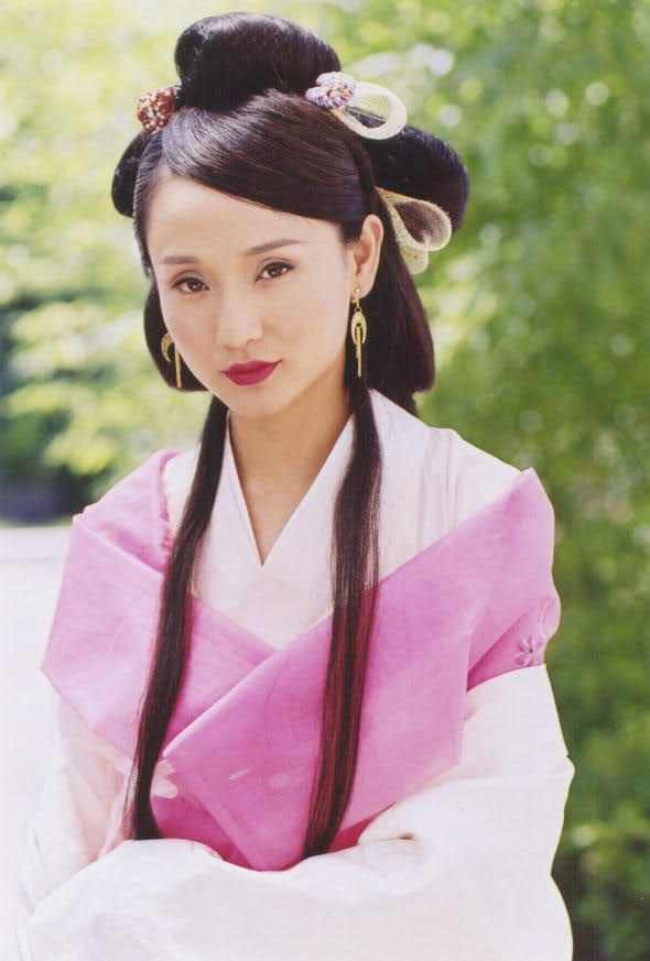 2,邀月宫主——孔琳饰演 剧照 邀月是移花宫的大宫主,心狠手辣,拥有