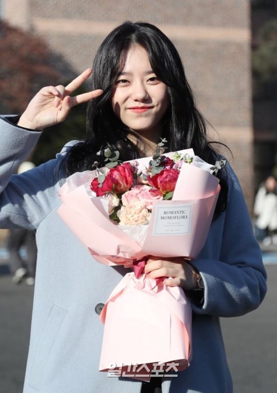 IOI金素慧高中毕业典礼现场照曝光 白皙皮肤清