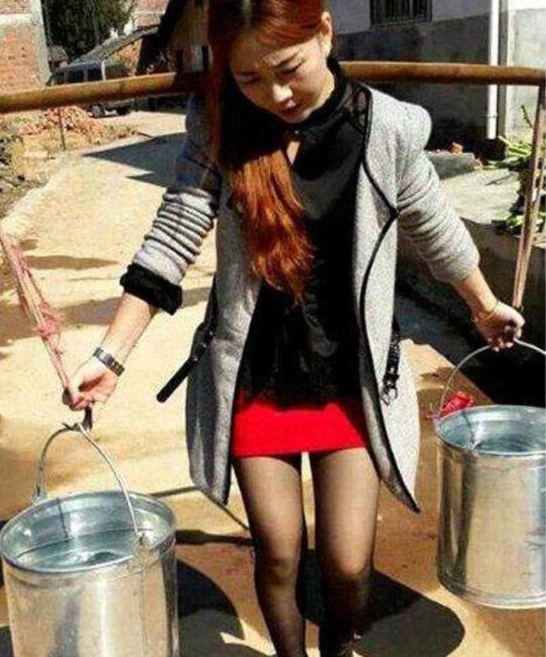 爆笑解忧:男生在女生楼下表白,女生宿舍的阳台