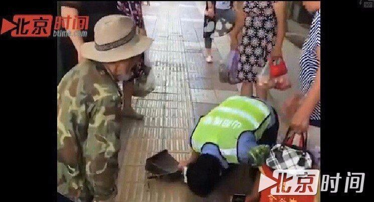 河南下跪协管员：我们不是“土匪” 长辈下跪晚辈该回礼