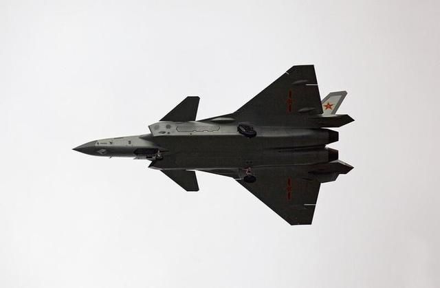 西方无奈!美国为何敢制裁俄罗斯,不敢动中国,特