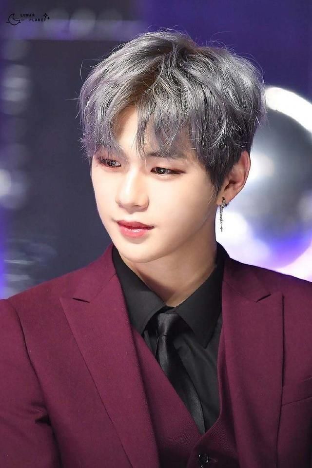 姜丹尼尔,1996年12月10日出生于韩国釜山,韩国男歌手,男子演唱组合