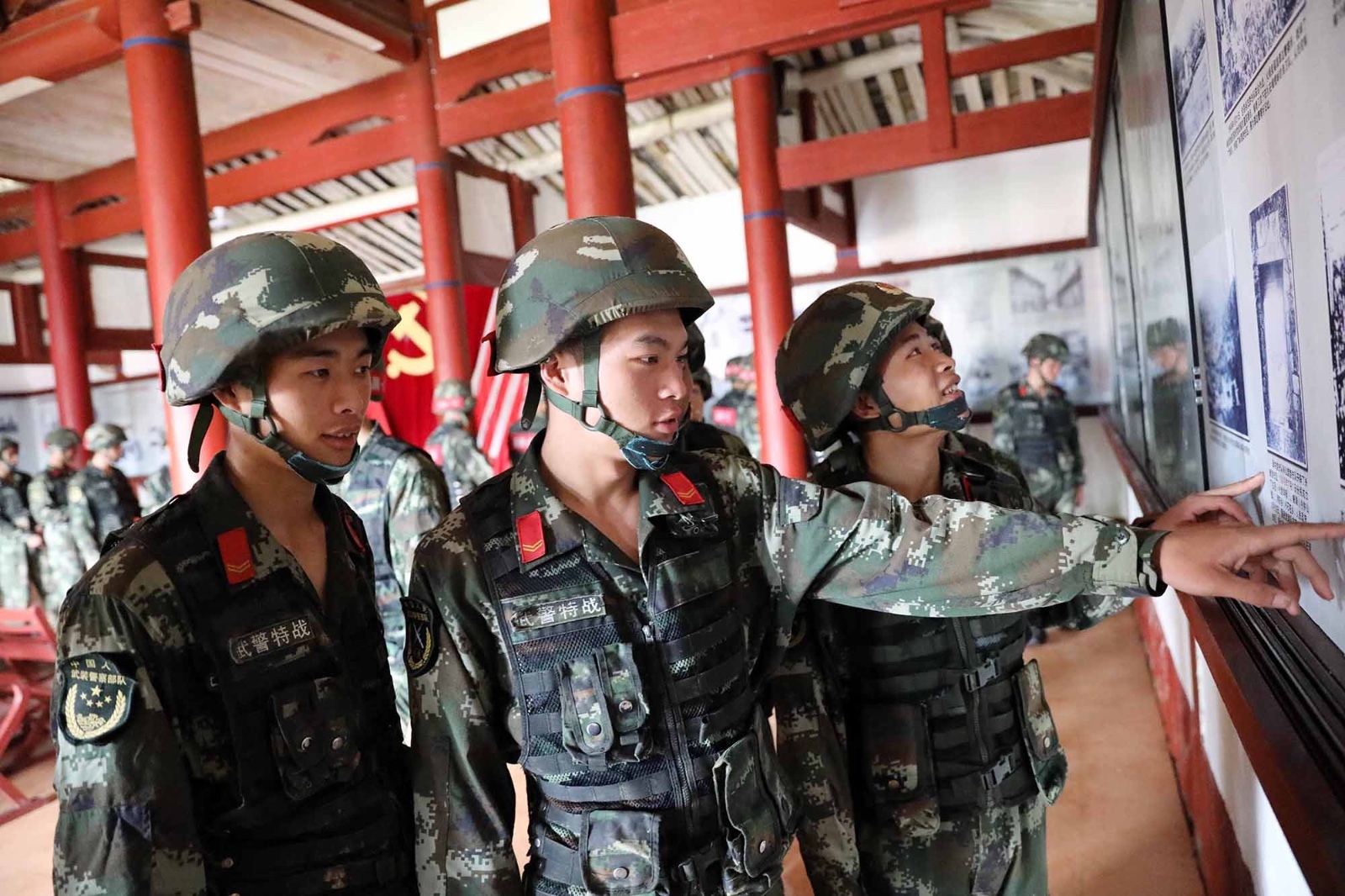 武警特战队员上宫党支部旧址前接受精神洗礼