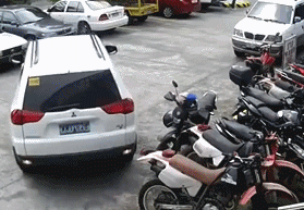 活久见!停车过程被车撞 原告如何索赔 活久见!停车过程被车撞 原告如何索赔