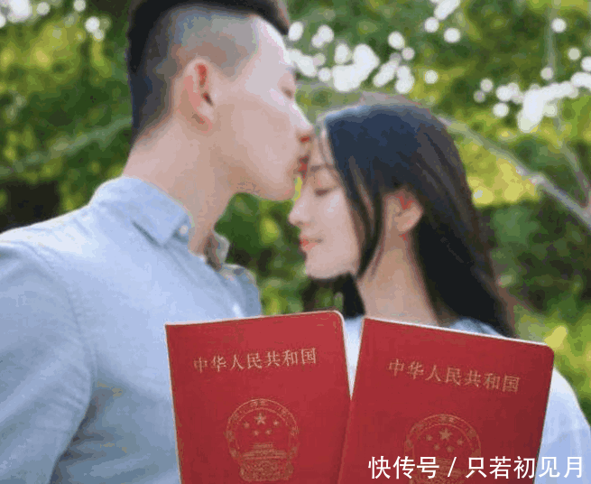 张馨予婚礼高清图曝光, 哭着亲吻新郎何捷, 上半