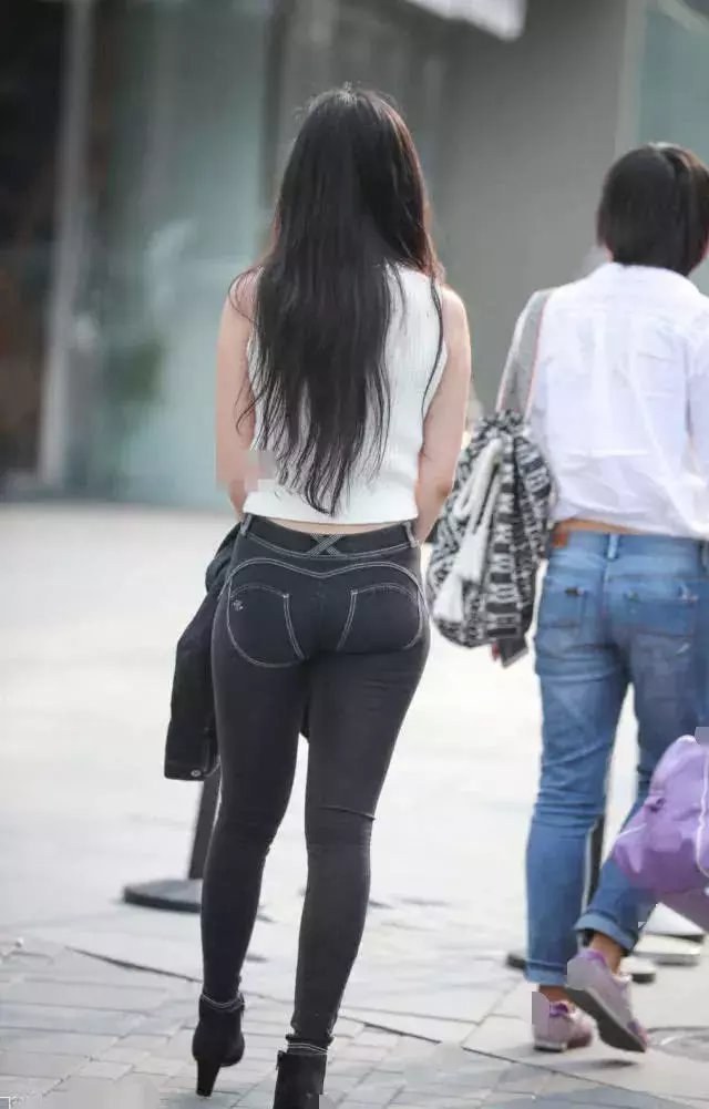 街拍,美女紧身牛仔裤绷出美妙弧线, 走路姿势更