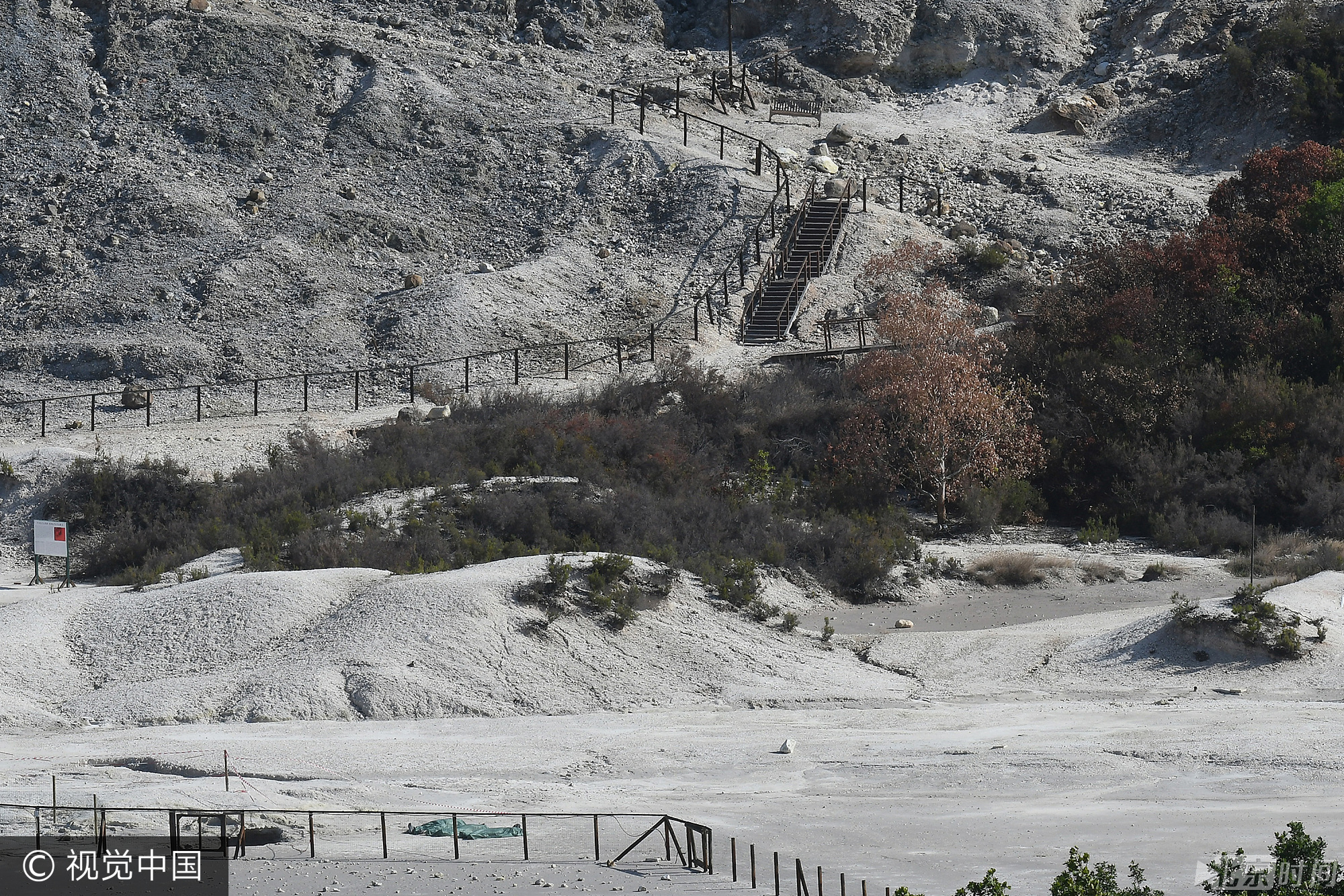 出事现场是不少意大利学校、国内外游客的参观景点。有关方面已警告游人远离喷气孔、排放蒸气及气体的洞孔，以及不要爬上山坡及越过栏杆。
