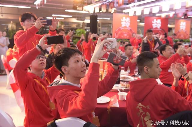 诚意,温馨,小米家宴一片和谐荣耀的气氛,很浓的大家庭宴会景象