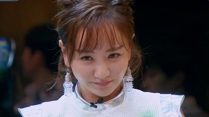 《明星大侦探》杨蓉归来,自嘲长了个假脑子,喜