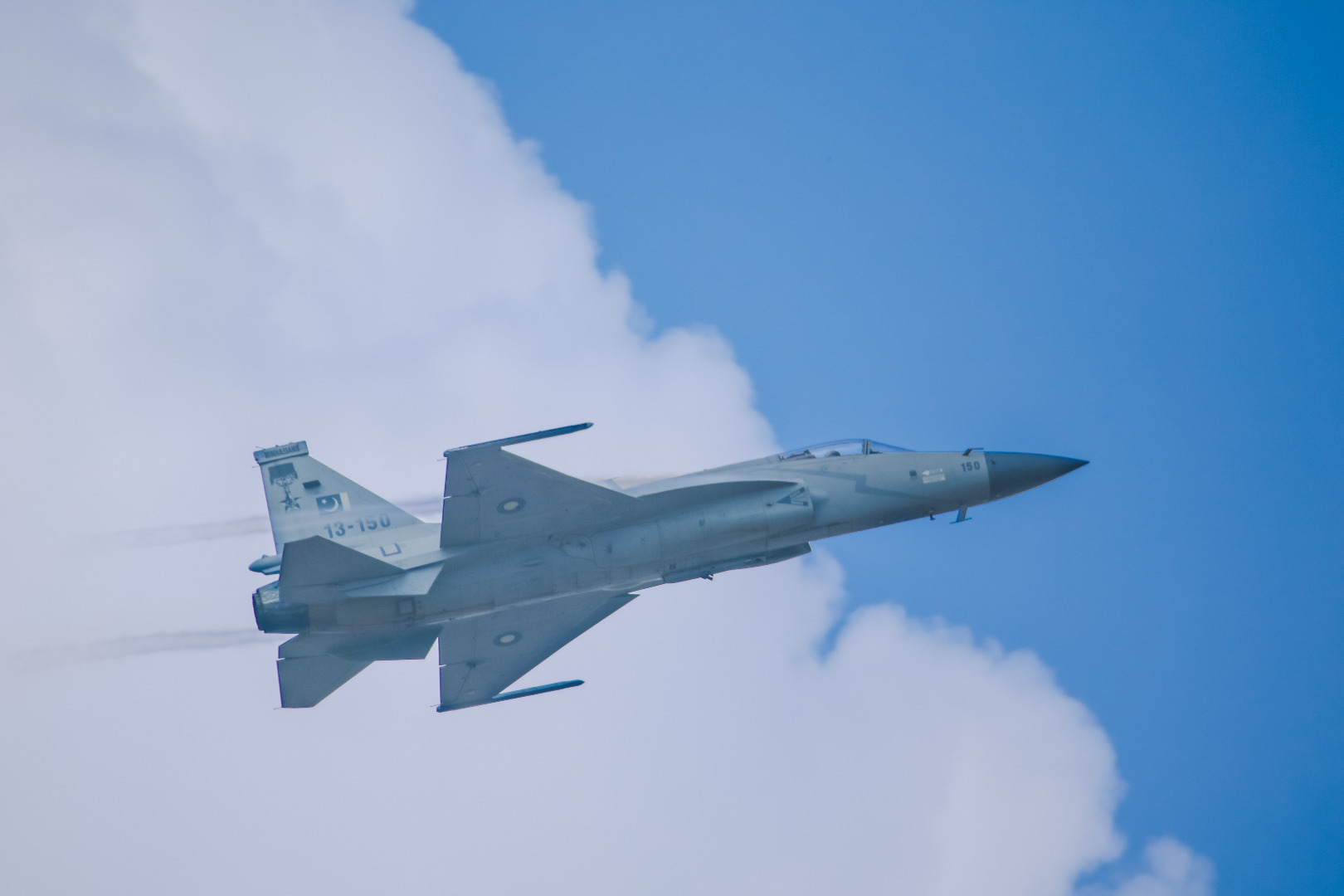 巴基斯坦枭龙战机在珠海航展亮相表演