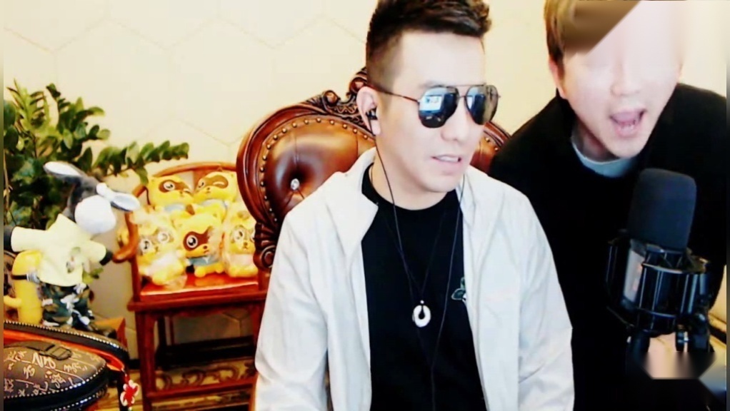 舞帝利哥和一灯现场互动,一灯在旁边翻东西,看看拿点东西