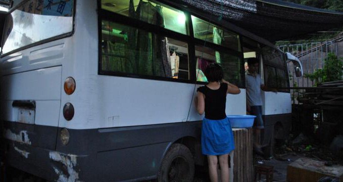 90后民工情侣租不起房子,蜗居在一辆报废车,女