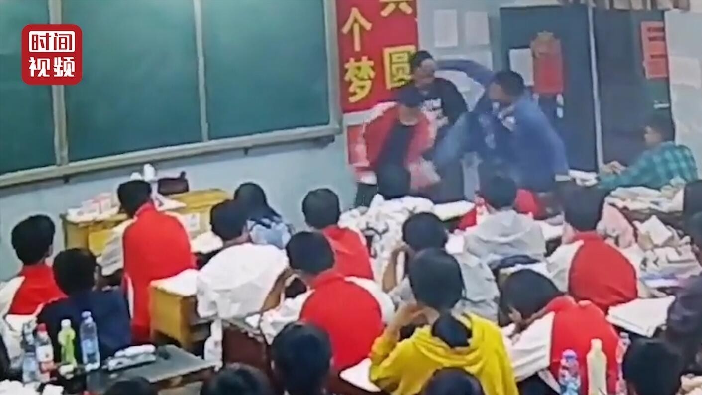 云南两名中学生被老师连扇耳光 新闻办：涉事老师已停职