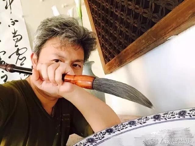 李小刚能文善武,将书法与传统武学结合起来,是一创举.