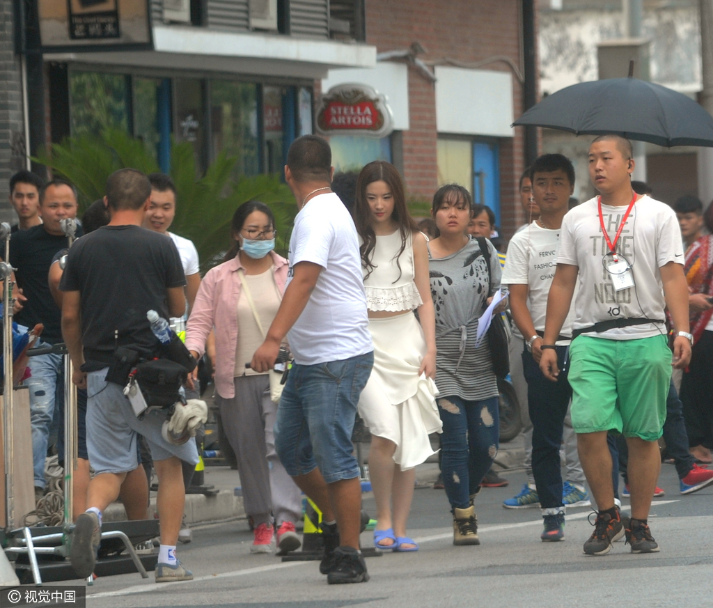 又陷时尚黑洞!刘亦菲穿飘逸白裙却穿澡堂拖鞋 又陷时尚黑洞!刘亦菲穿飘逸白裙却穿澡堂拖鞋