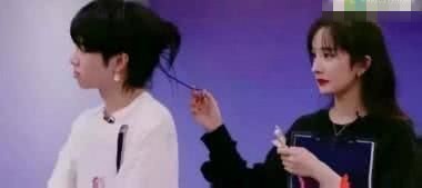 《明日之子2》杨幂玩华晨宇衣服带子 网友:这