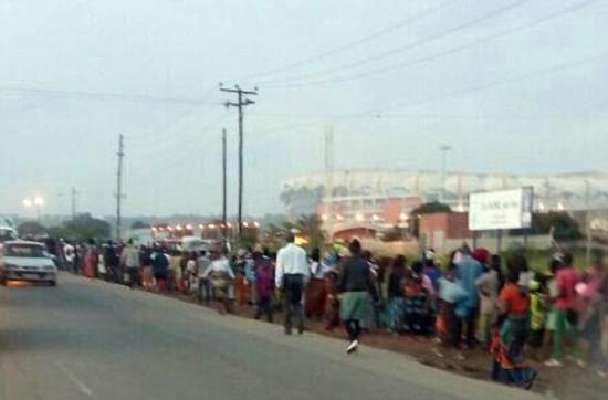 赞比亚分发救济食物引发踩踏事件 致8人死亡 赞比亚分发救济食物引发踩踏事件 致8人死亡