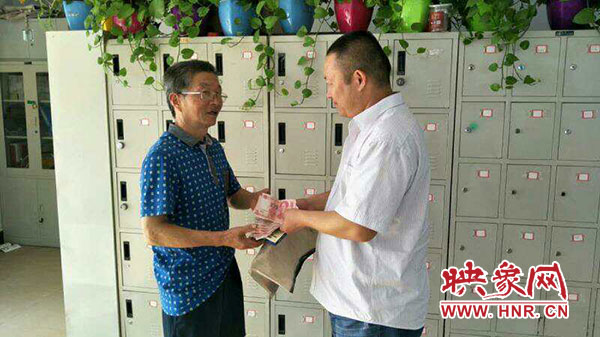 郑州:花甲老人坐车丢2000元看病钱 公交车长拾金不昧 郑州:花甲老人坐车丢2000元看病钱 公交车长拾金不昧