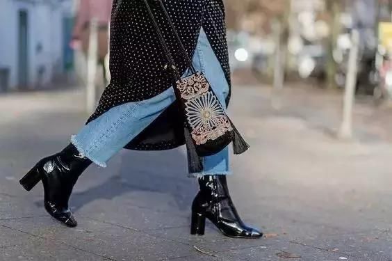 关晓彤机场似大妈?天冷腿短非得像杨幂他们下