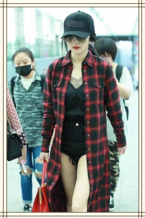 李小璐挑战杨幂穿超短裤,一个似超模,一个却秒