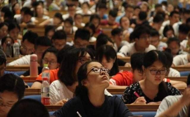 大学本科毕业后,女生是考公务员,还是继续考研