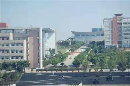 当然重庆的每个大学也有一座自己的夺命天梯。图为西政：绝望坡。重庆西南政法大学渝北校区的“绝望坡”，是连接三教和四教的一个陡坡，坡度45度。由于这里很是安静，也有不少情侣来此约会。