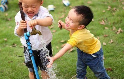 孩子两岁是叛逆期,家长应该如何帮孩子度过,多