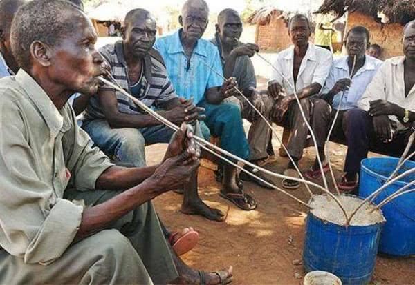 非洲人用香蕉酿酒 全程用脚踩发酵