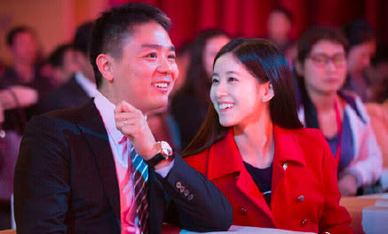 刘强东畅饮白酒男人味十足,小20岁娇妻章泽天