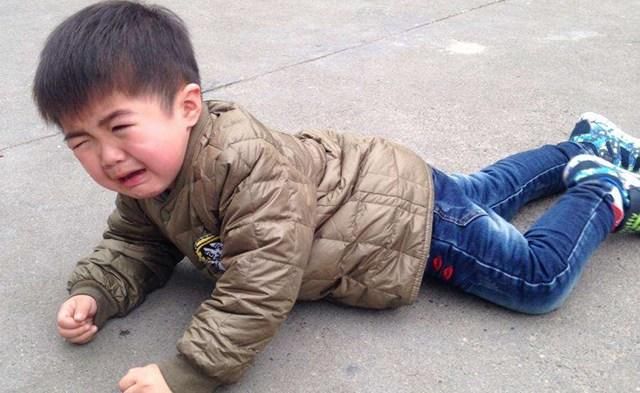 孩子1岁多会做这几件事,奶奶表示很心疼,专家