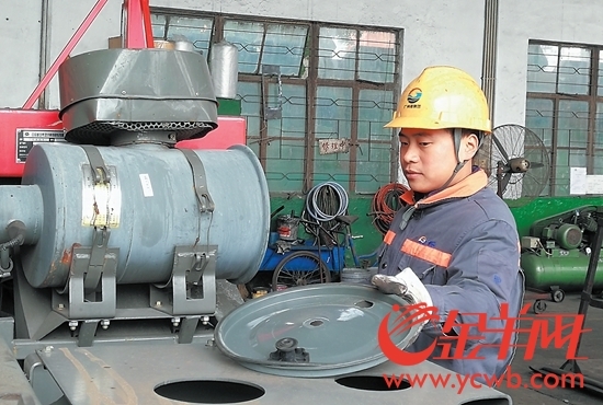 【中国梦·践行者】“托举哥”周冲的维修工岁月：期待承担更多责任