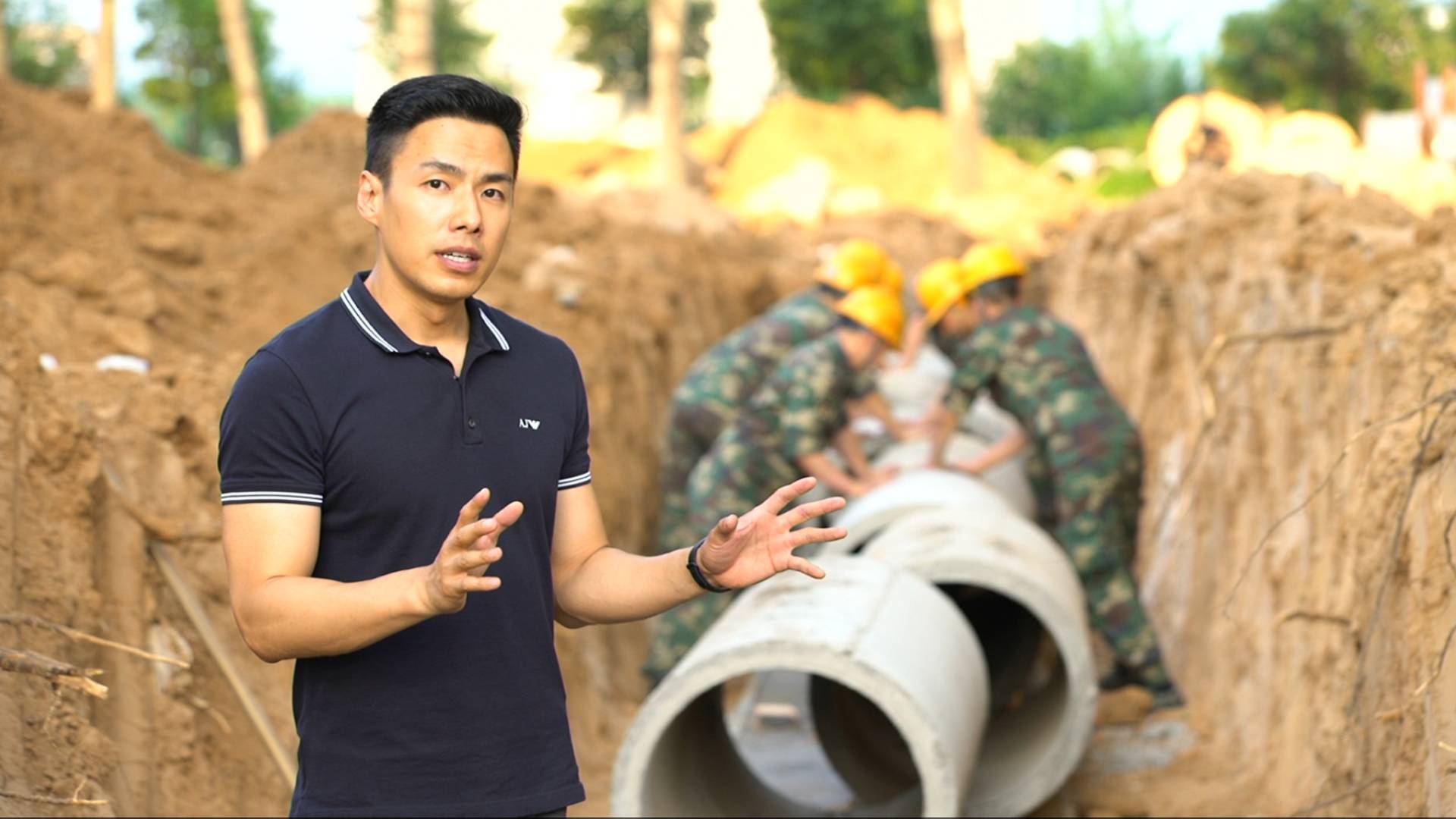 《寻踪英雄路》新闻主播关文平