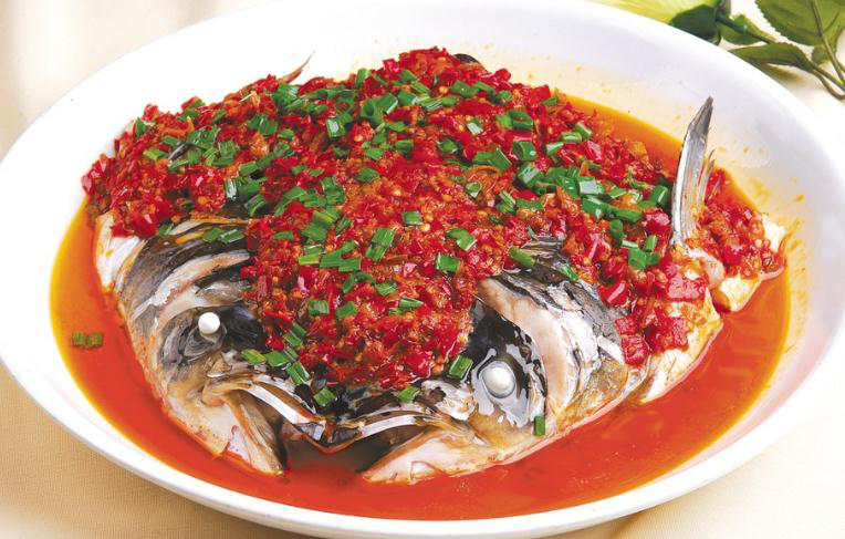 湘菜经典，世界上最大的剁椒鱼头你尝了吗？