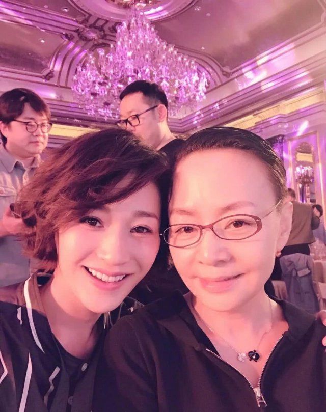 李小冉晒聚会大合照,张嘉译成功抢镜