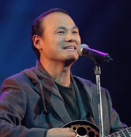 在一次偶然的机会,他在台上认识了现在的妻子尹旎,那会尹旎的单纯天真