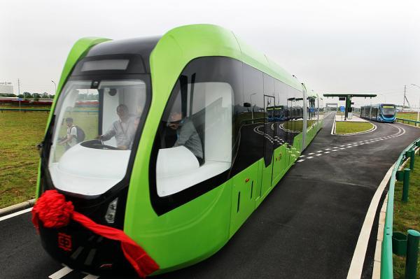 全球首列智轨列车:一路绿灯 自动驾驶仍配司机